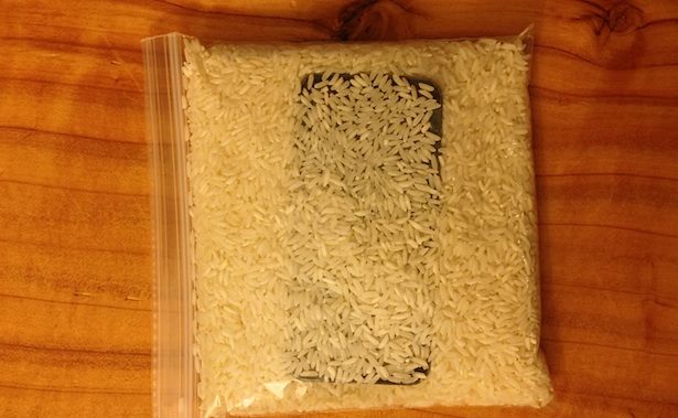 Put the Samsung Galaxy Note10 in a bowl of rice