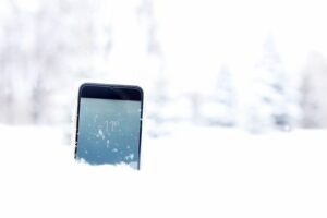 What to do if you drop your phone in the snow